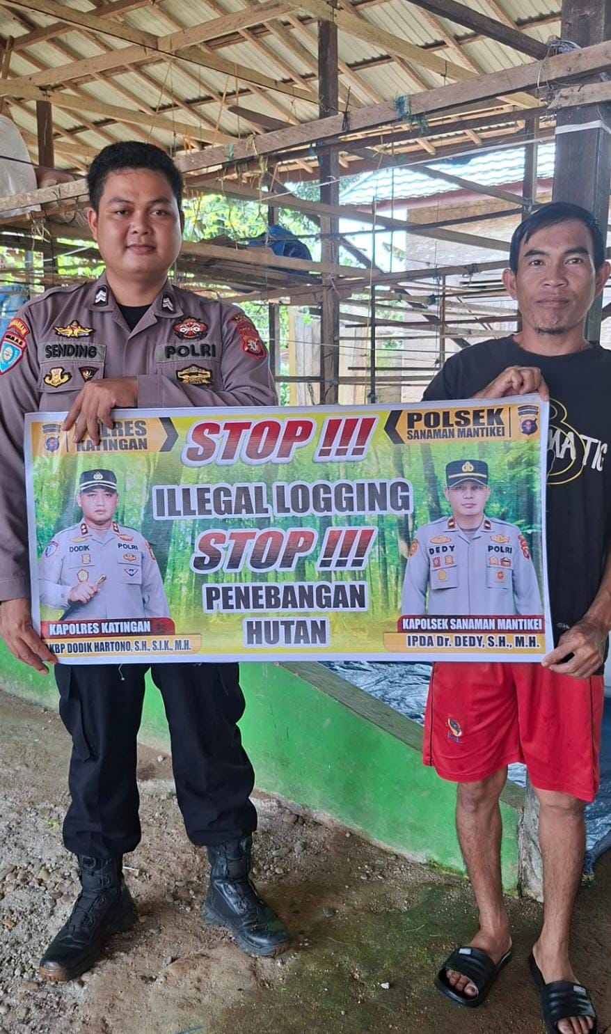 Bhabinkamtibmas laksanakan Sosialisasikan tentang larangan dan sangsi Pidana bagi pelaku Ileggal Logging kepada masyarakat di Desa Binaan.