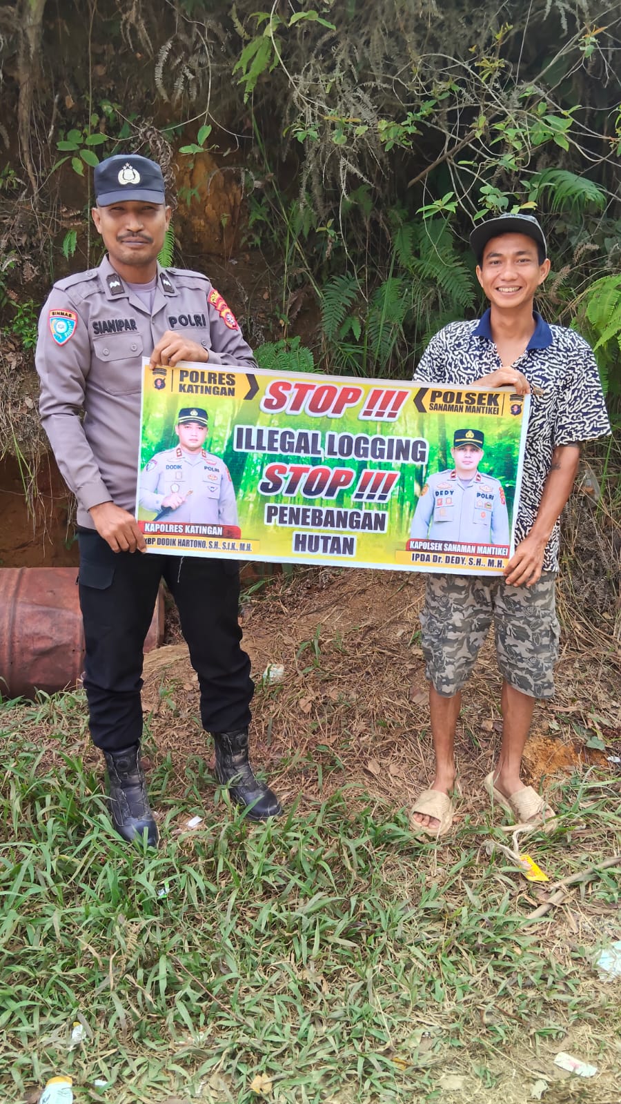 Bhabinkamtibmas laksanakan Sosialisasikan tentang larangan dan sangsi Pidana bagi pelaku Ileggal Logging kepada masyarakat di Desa Binaan.