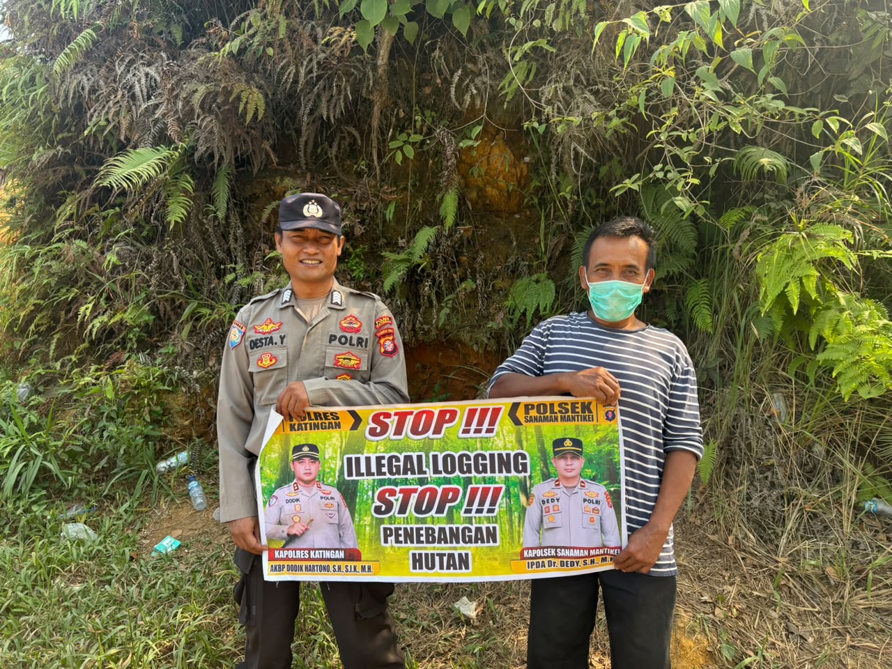 Bhabinkamtibmas laksanakan Sosialisasi kan tentang larangan dan sangsi Pidana bagi pelaku Ileggal Logging kepada masyarakat di Desa Binaan.