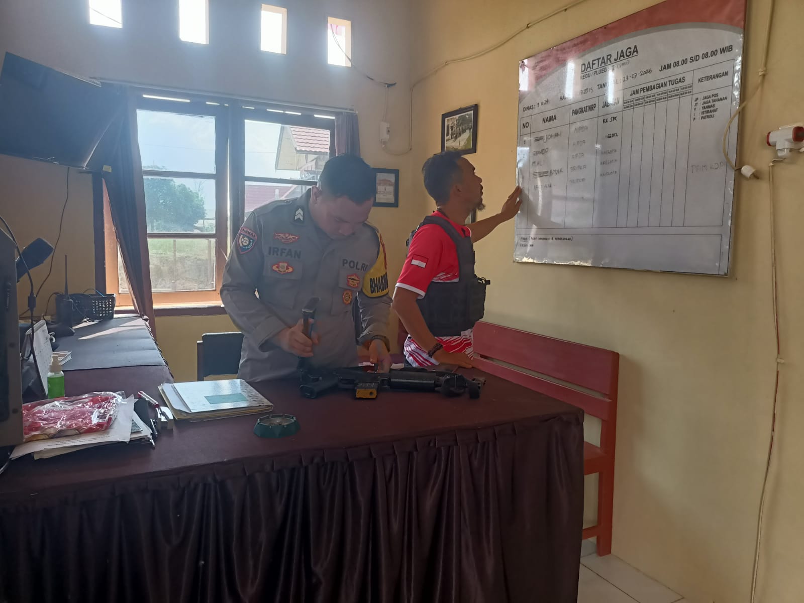 Piket Jaga Polsek Marikit: Eksis Pastikan Pelayanan Tetap Maksimal