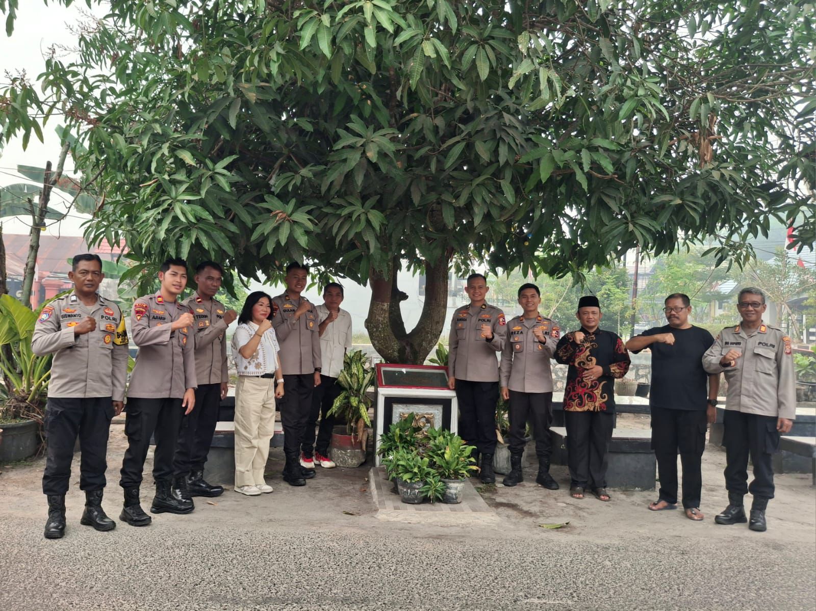 Perkuat Sinergi Cegah Karhutla, Polsek Pahandut Dampingi Mahasiswa STIK Polri Sambangi Poskamling