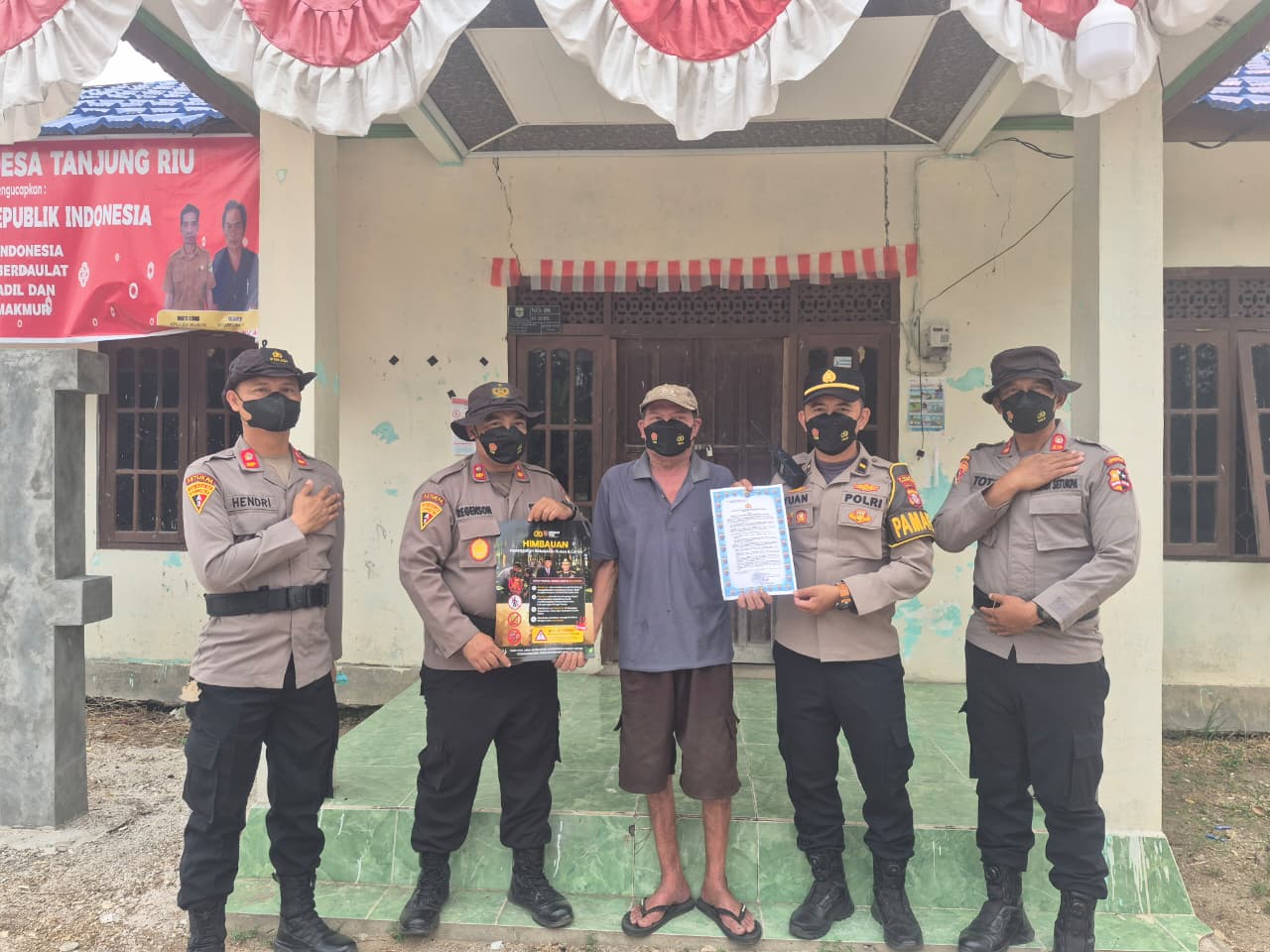 MAHASISWA STIK LEMDIKLAT POLRI DALAM SATGAS EDUKASI KARHUTLA BANTU POLRES KOBAR PADAMKAN API DI MENDAWAI SEBERANG