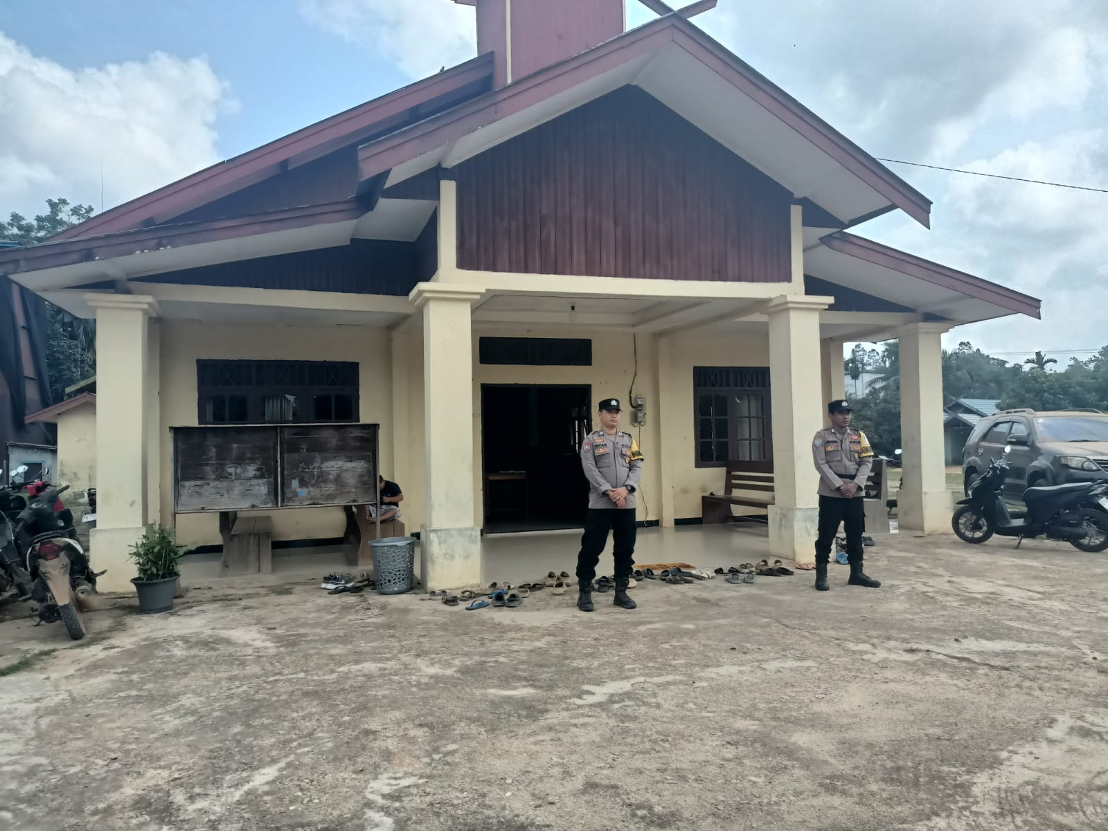 Polsek Marikit Amankan Ibadah Minggu, Wujudkan Rasa Aman bagi Jemaat