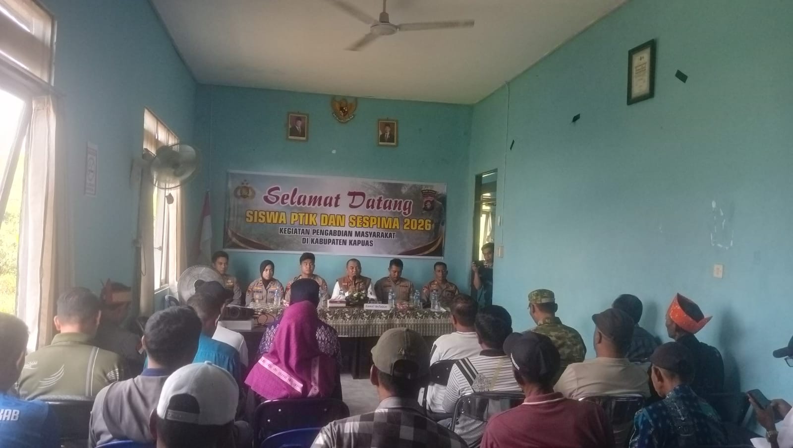 Cegah Karhutla, Mahasiswa STIK Polri Bersama Polsek Selat Padamkan Sisa Api dan Edukasi Warga