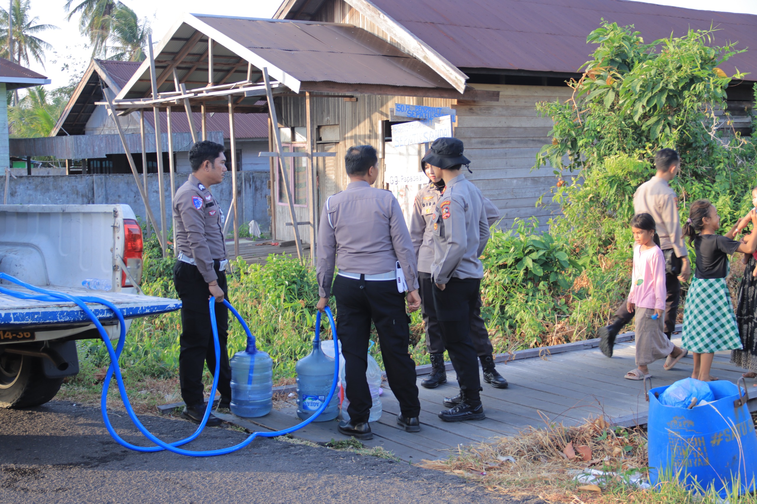 HADIR SAAT WARGA MEMBUTUHKAN, SATGAS LEMDIKLAT POLRI DAN POLRES SERUYAN SALURKAN AIR BERSIH