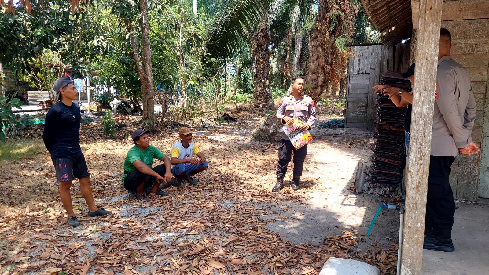 Cegah Karhutla, Mahasiswa STIK Lemdiklat Polri Sosialisasikan Larangan Membakar Lahan di Desa Kumpai Batu Bawah