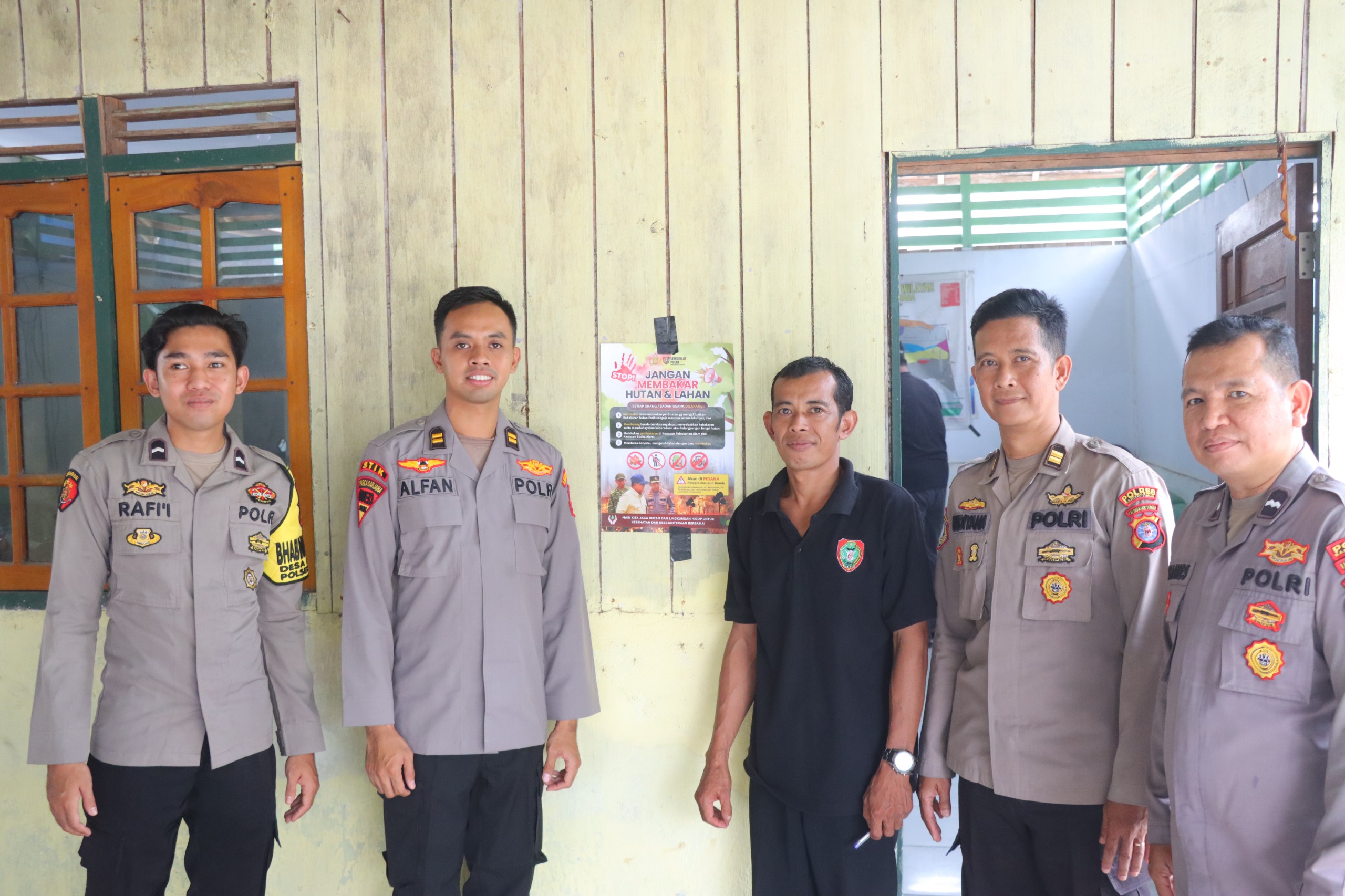 Mahasiswa STIK Lemdiklat Polri Gencarkan Edukasi Karhutla, Tempelkan Flyer Larangan Membakar Hutan dan Lahan