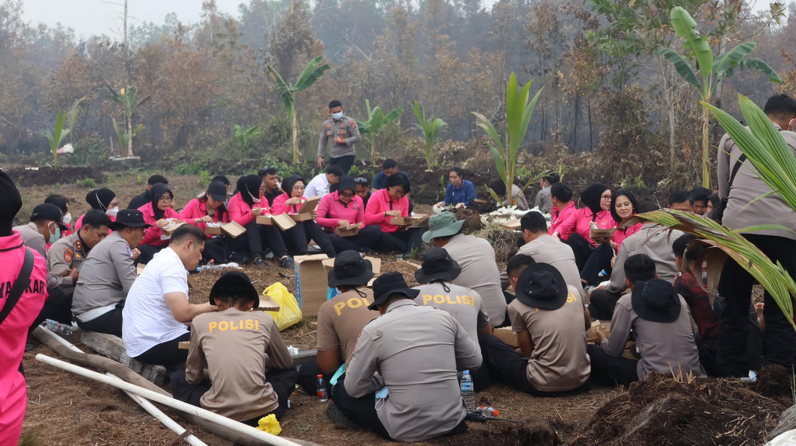 Wujud Kepedulian, Bhayangkari Polda Kalteng Sambangi Satgas Dalkarhutla Beri Semangat dan Motivasi