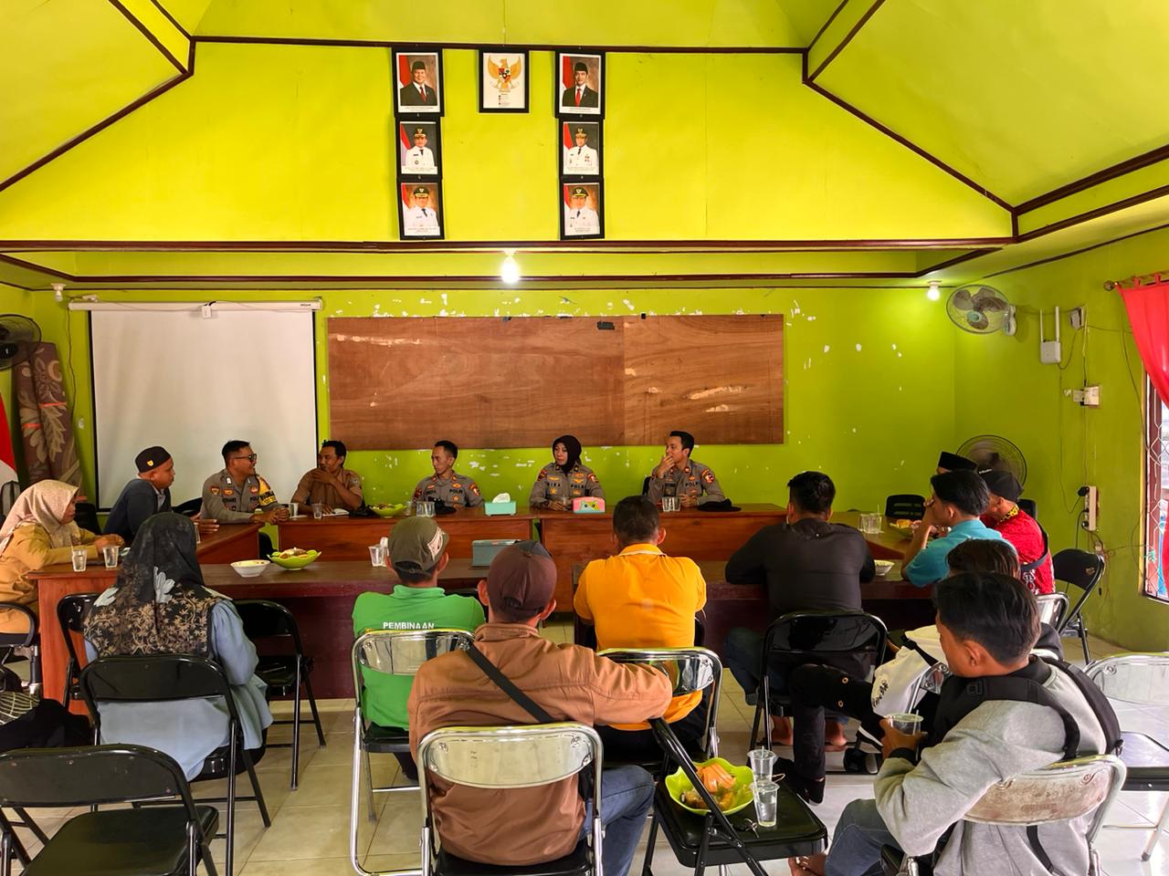 SATGAS EDUKASI LEMDIKLAT POLRI BERSAMA BHABINKAMTIBMAS SOSIALISASIKAN BAHAYA KARHUTLA DI DESA PEMATANG LIMAU