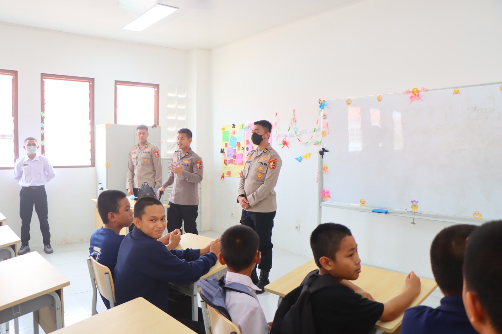 Mahasiswa PTIK Sosialisasikan Pencegahan Karhutla di Sekolah Rakyat