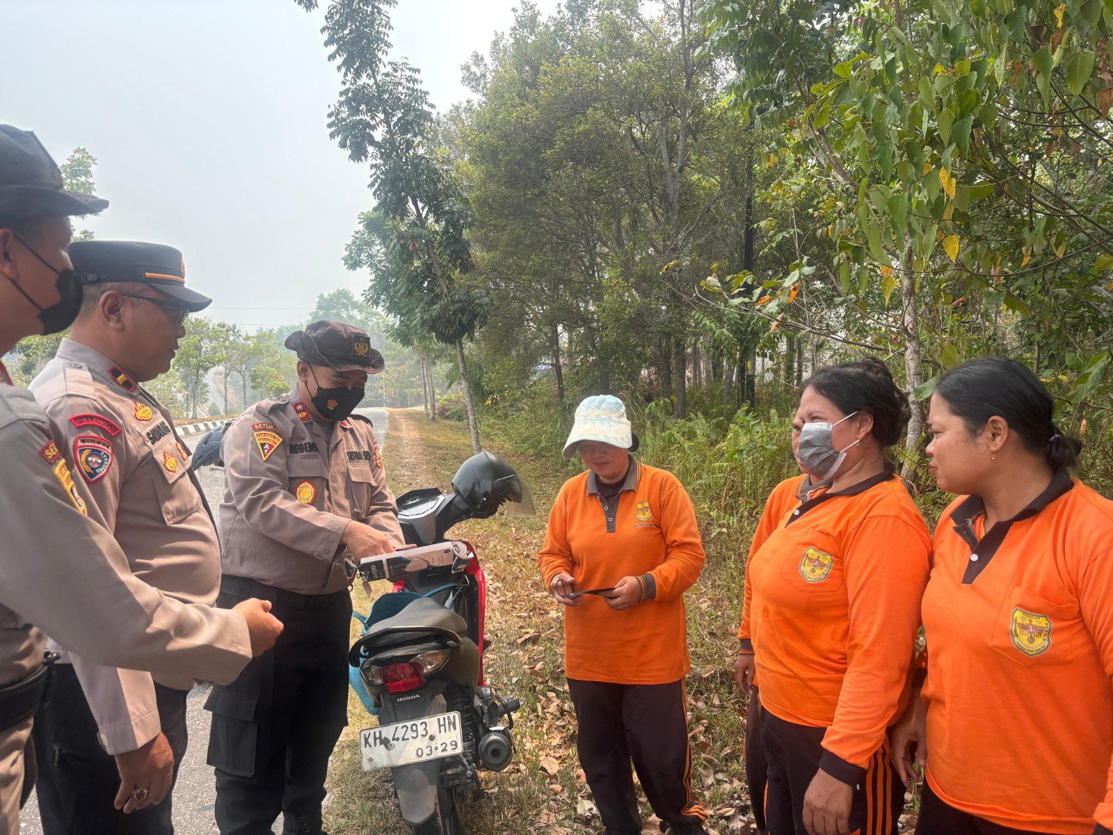 Pasis SIP Bersama Satbinmas Polres Gunung Mas Hadir Ditengah Warga, Edukasi Bahaya Karhutla dan Bagikan Masker