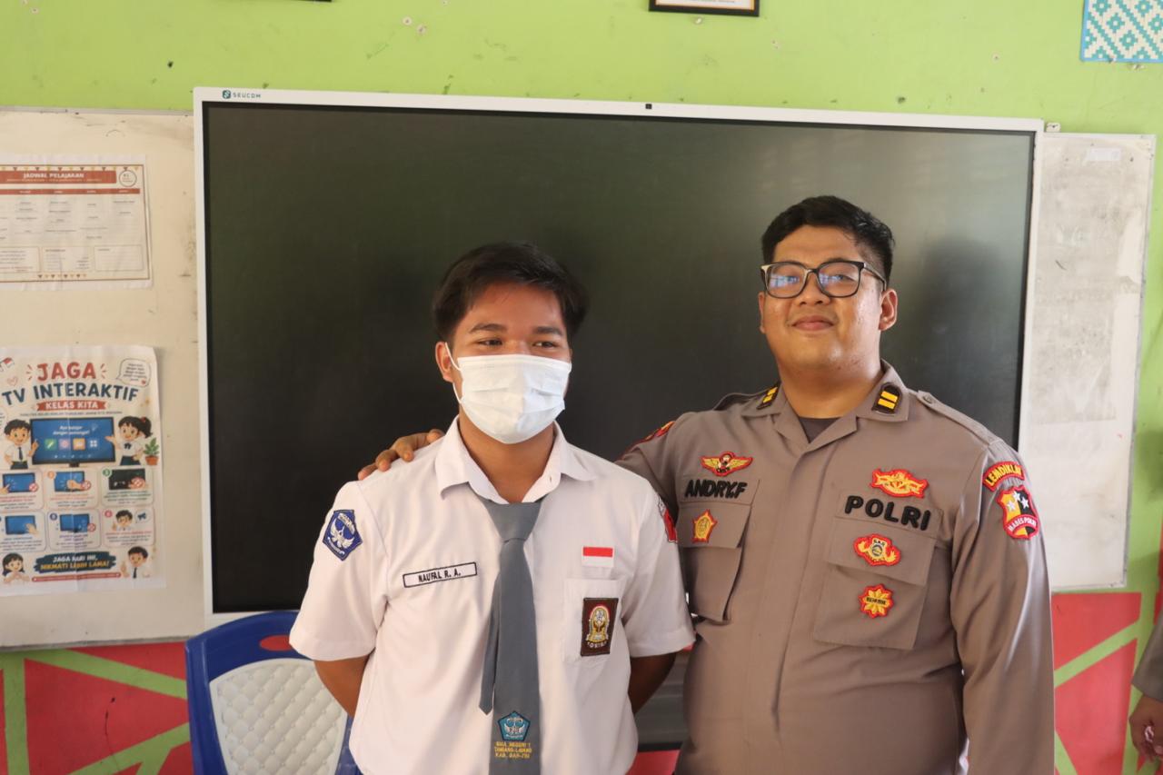 Mahasiswa STIK Lemdiklat Polri Edukasi Siswa SMAN 1 Tamiang Layang, Kenalkan Masker yang Tepat Saat Terpapar Asap Karhutla
