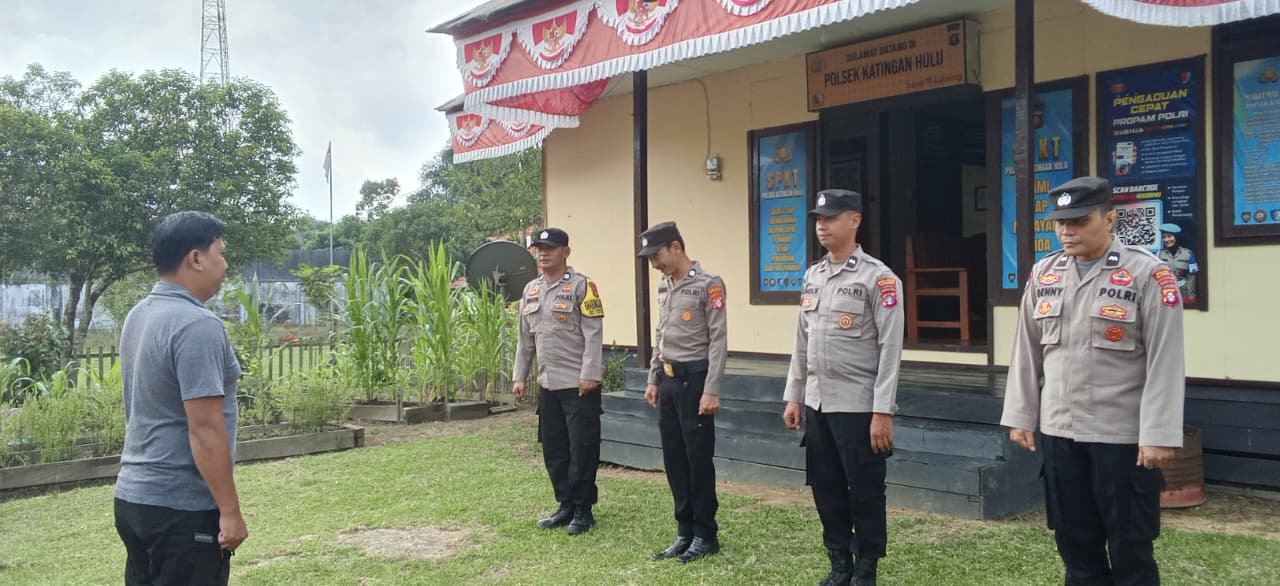 Personel Polsek Katingan Hulu Laksanakan Apel Pagi Sebelum Bertugas.