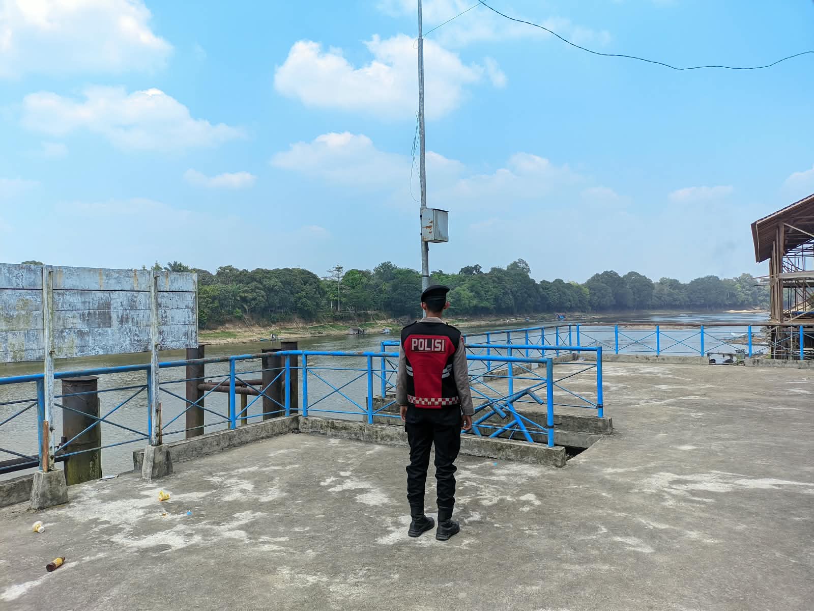 Sat Samapta Polres Lamandau Pantau Aktivitas Warga di Dermaga