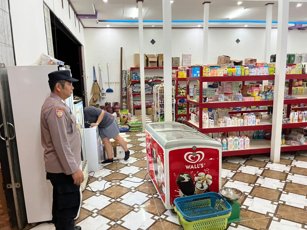 Polsek Lamandau Sambangi Warung Warga, Perkuat Kamtibmas