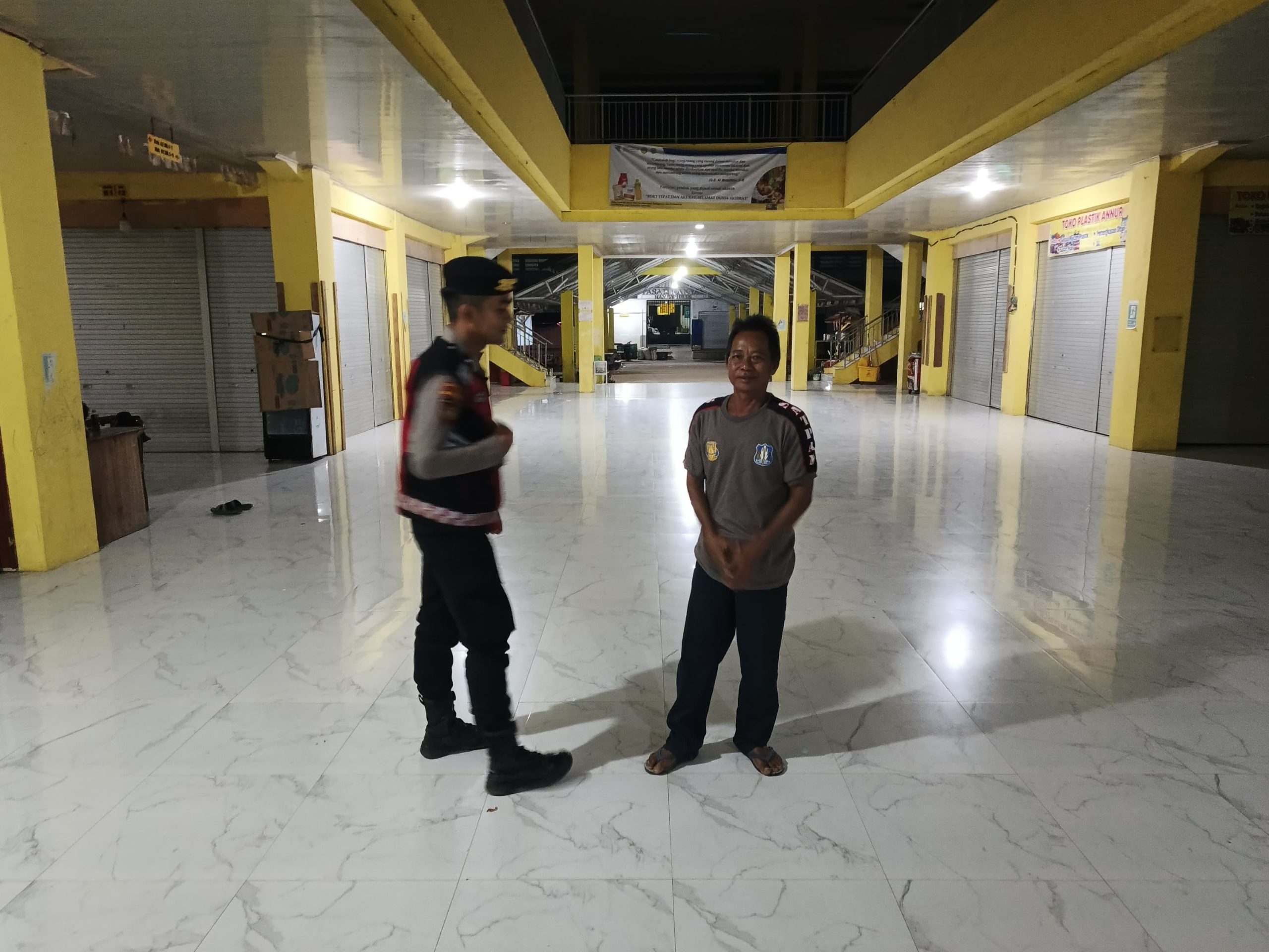 Sat Samapta Polres Lamandau Dialogis dengan Petugas Jaga Pasar Induk, Perkuat Keamanan Malam Hari