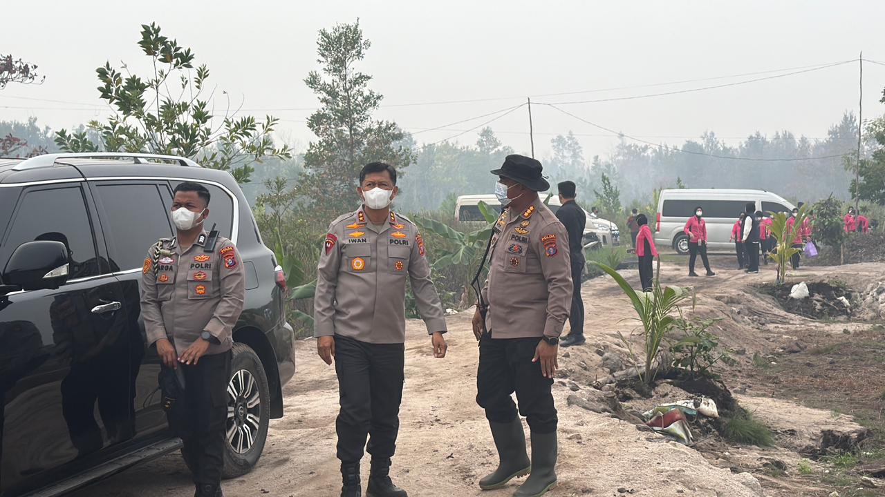 Pastikan Api Terkendali, Kapolda Kalteng Dan Dirsamapta Tinjau Langsung Lokasi Karhutla