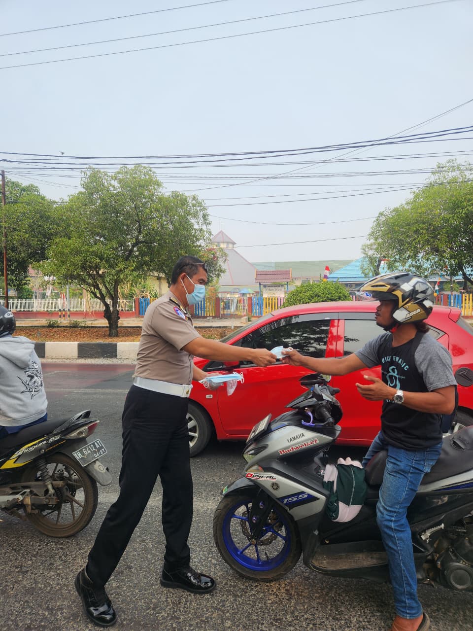 DIREKTORAT LALU LINTAS POLDA KALTENG BERBAGI MASKER KEPADA MASYARAKAT