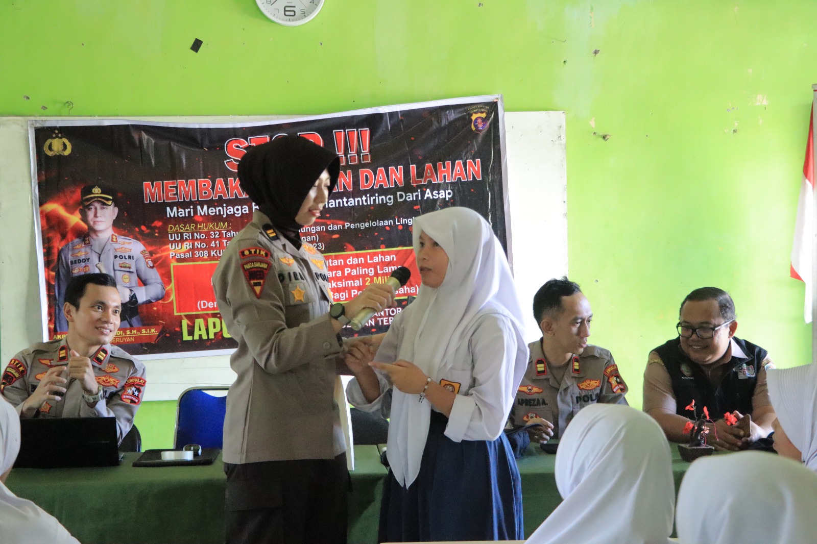 LEWAT SERMA SEKAR, SATGAS EDUKASI LEMDIKLAT POLRI AJAK PELAJAR SMPN 2 KUALA PEMBUANG CEGAH KARHUTLA