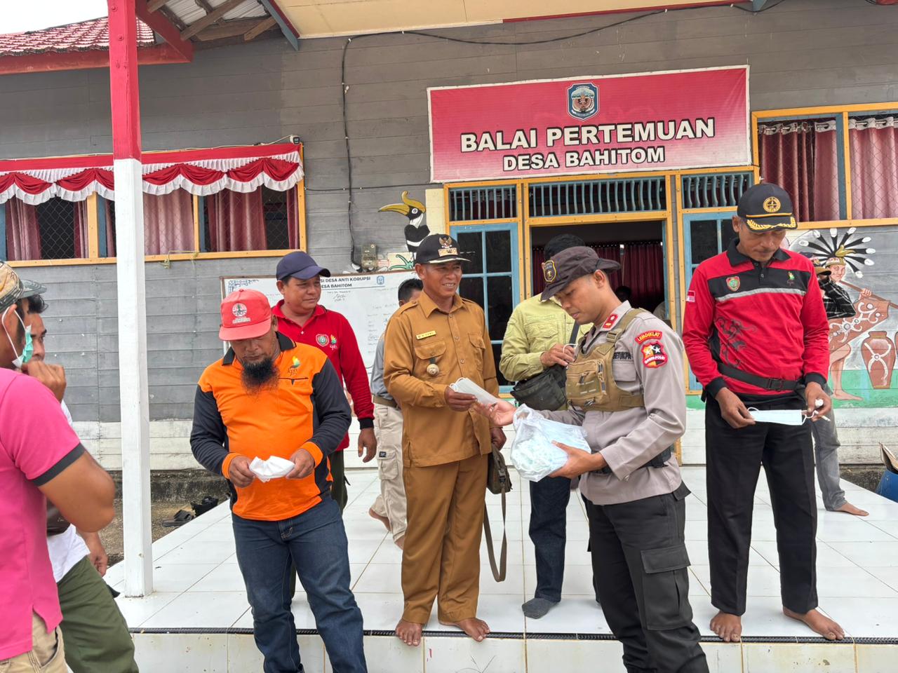 Satgas Kehutla Lemdiklat Polri Edukasi dan Bagikan Masker Untuk Warga Bahitom Kecamatan Murung