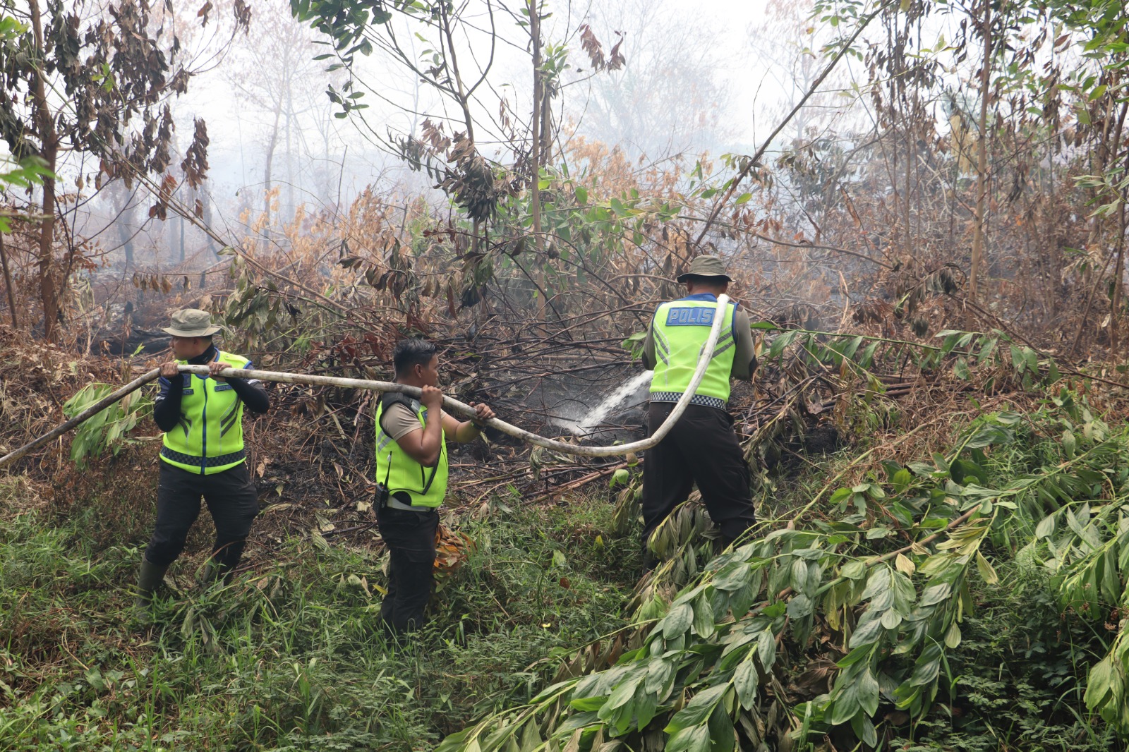 DITLANTAS POLDA KALTENG LAKUKAN PENDINGINAN DI LOKASI KARHUTLA