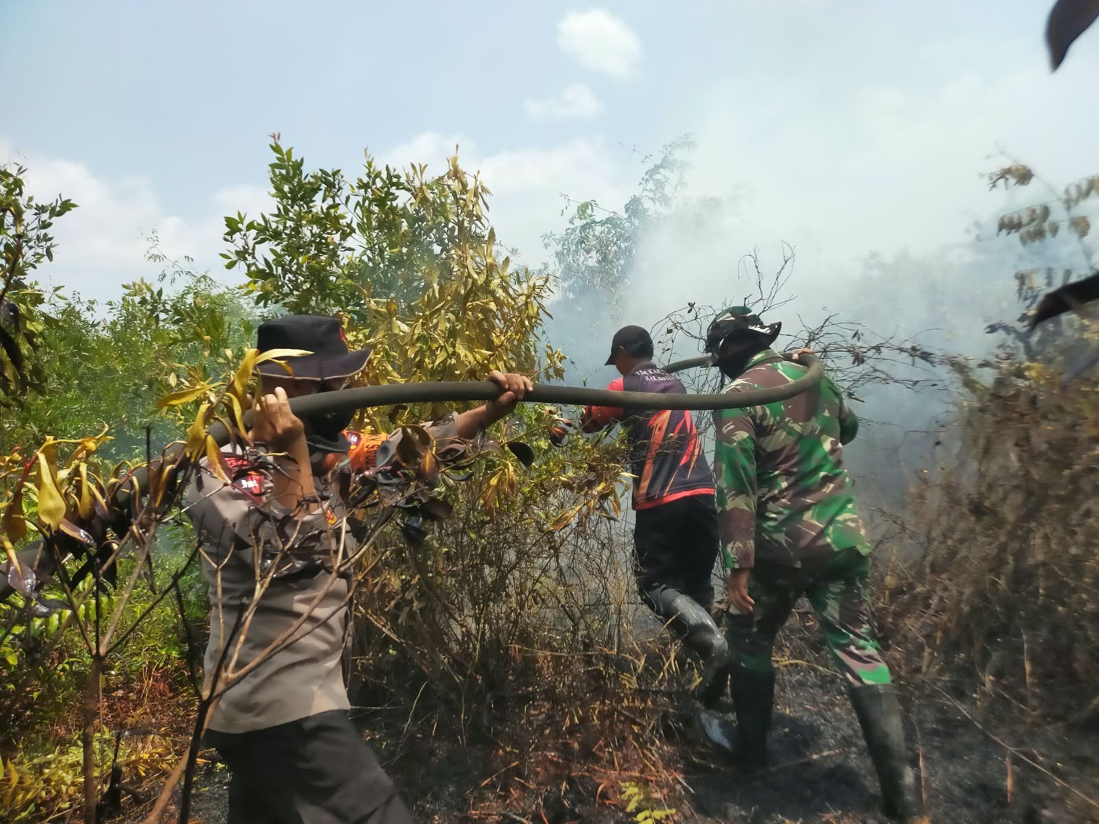 Brimob Kalteng Terus Padamkan Kebakaran di Sampit, Wujudkan Respons Cepat dan Kepedulian kepada Masyarakat