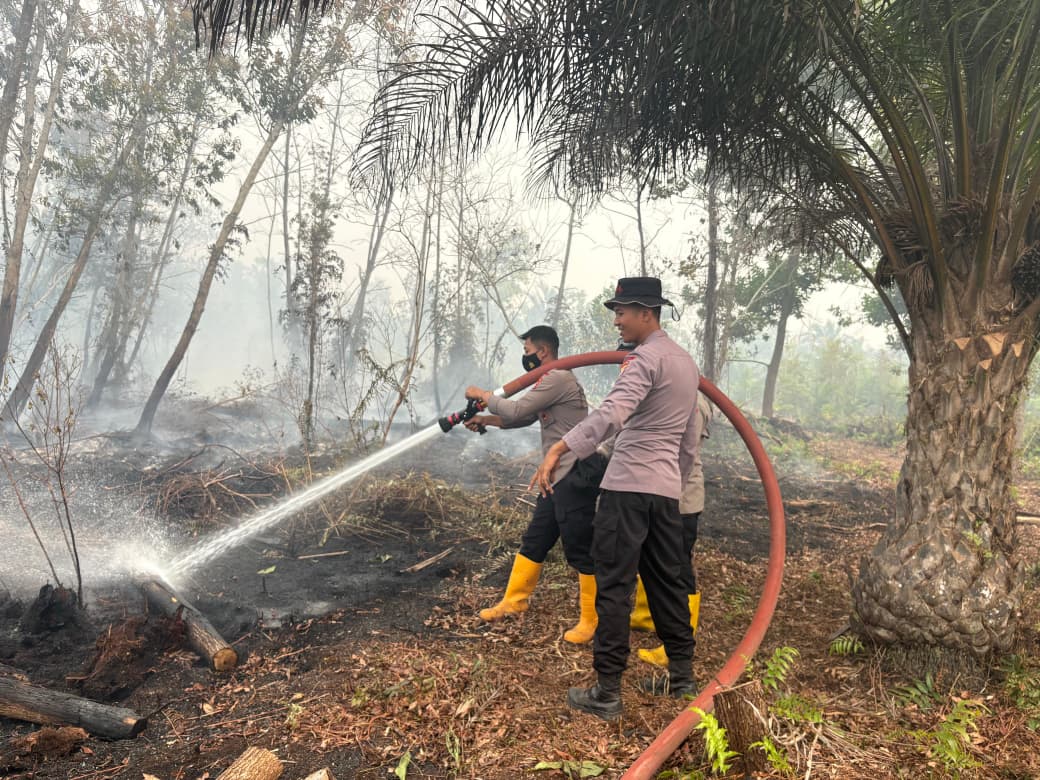 Satbrimob Polda Kalteng Terus Lakukan Pendinginan Lahan Gambut di Jl. Dulin Kandang