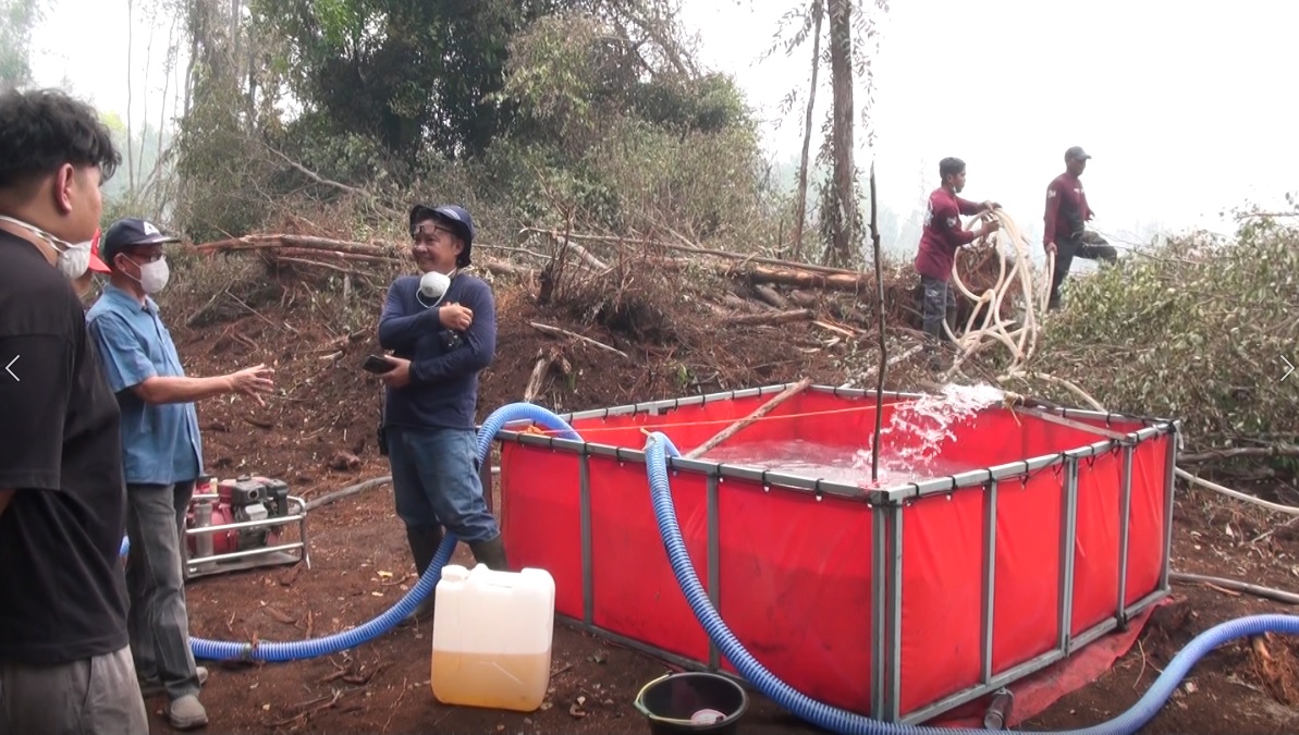 Inovasi Cairan Pemadam Shabodama, Terobosan Personel Polda Kalteng Atasi Karhutla di Lahan Gambut