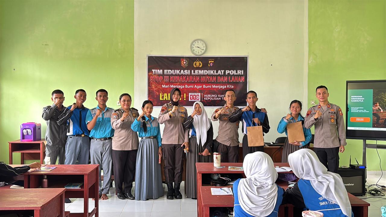 CEGAH KARHUTLA DARI SEKOLAH, SATGAS EDUKASI LEMDIKLAT POLRI AJAK GURU DAN PELAJAR SMKN 1 KUALA PEMBUANG WASPADA TITIK API