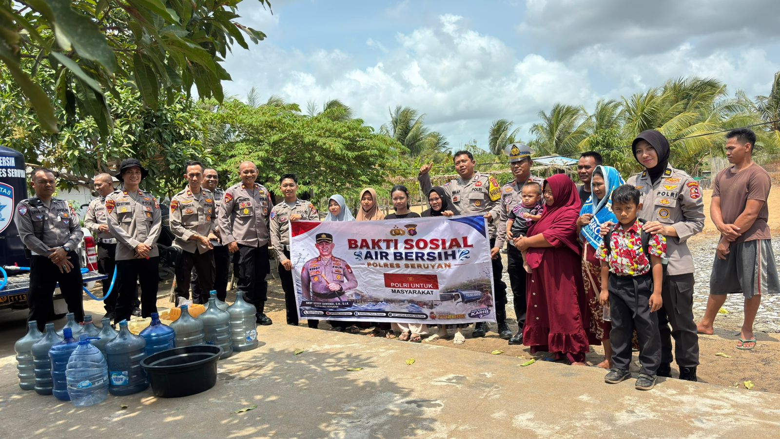 SATGAS EDUKASI LEMDIKLAT POLRI SALURKAN AIR BERSIH, BANTU WARGA SUNGAI UNDANG HADAPI KRISIS AIR SAAT KEMARAU