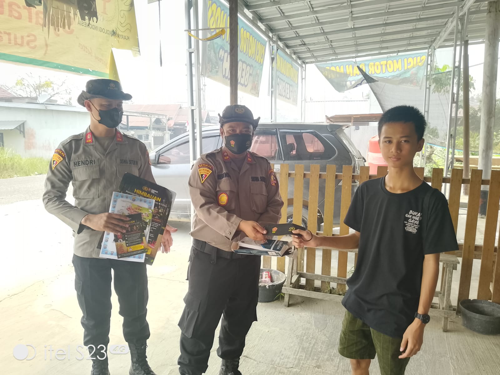 Cegah Karhutla, Satgas Edukasi Dan Satbinmas Polres Gunung Mas Turun ke Jalan Edukasi Warga dan Pasang Imbauan Larangan Membakar Hutan Atau Lahan
