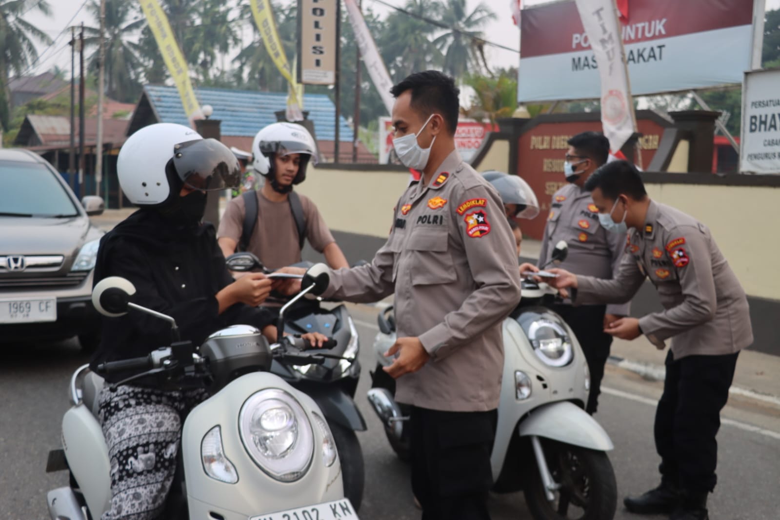 Peduli Dampak Kabut Asap Karhutla, Mahasiswa STIK Lemdiklat Polri Bersama Polres Bartim Bagikan 1.000 Masker Gratis kepada Pengguna Jalan