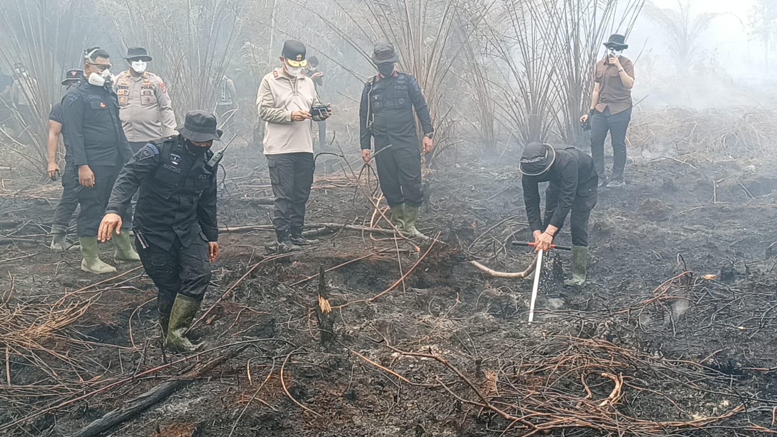 Polda Kalteng Optimalkan Serbuk Tepung Singkong “Hertindo AF31”, Untuk Padamkan Bara di Lahan Gambut