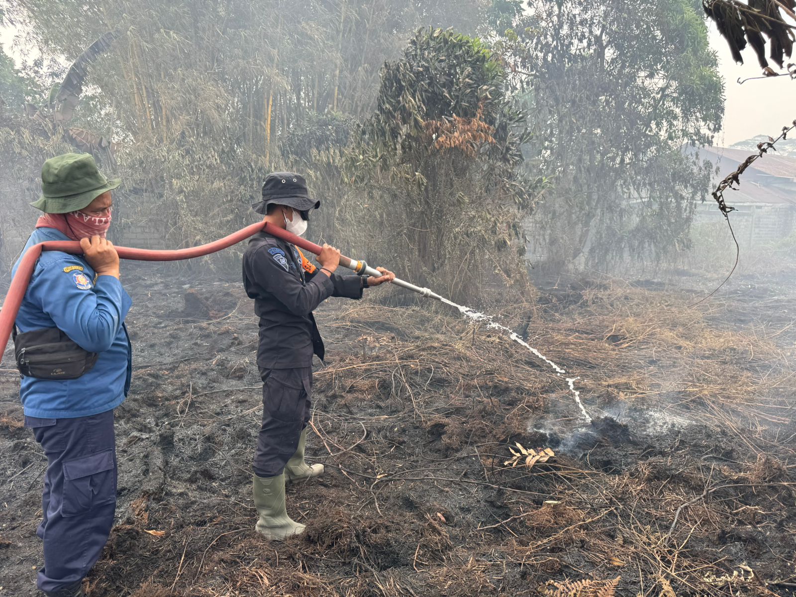 Gerak Cepat Brimob dan BPBD Padamkan Karhutla di Sejumlah Titik Kota Sampit