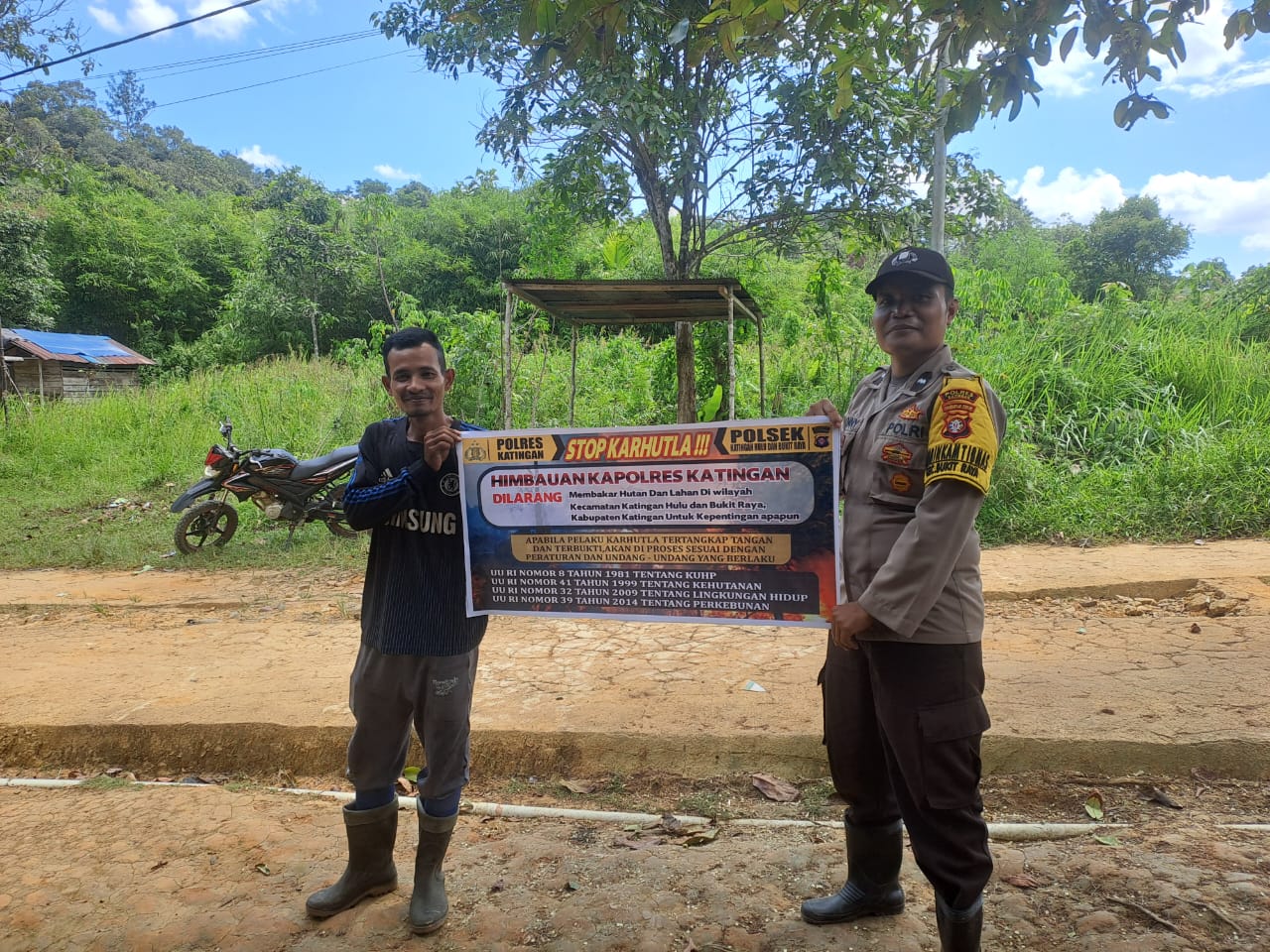 Upaya Pencegahan Kebakaran Hutan dan Lahan di Kecamatan Katingan Hulu dan Bukit Raya, Bhabinkamtibmas sosialisasi kepada masyarakat.
