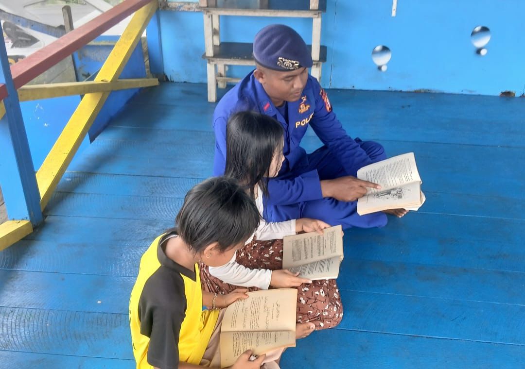 Personel KP XVIII-1010 Ditpolairud Polda Kalteng Hadirkan Semangat Literasi melalui Kegiatan Pondok Baca Bersama Anak-Anak Pesisir