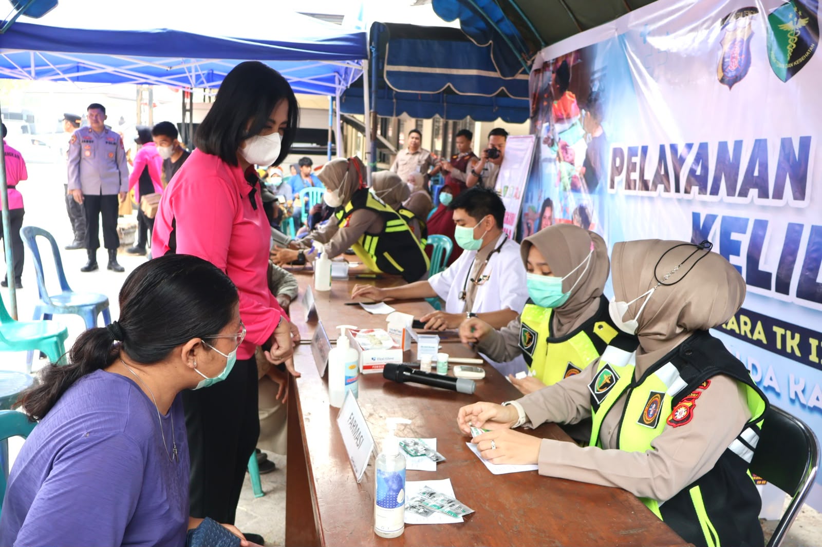 Ketua Bhayangkari dan Tim Psikologi SDM Polda Kalteng Berikan Trauma Healing untuk Masyarakat dan Anak-anak Terdampak Kabut Asap