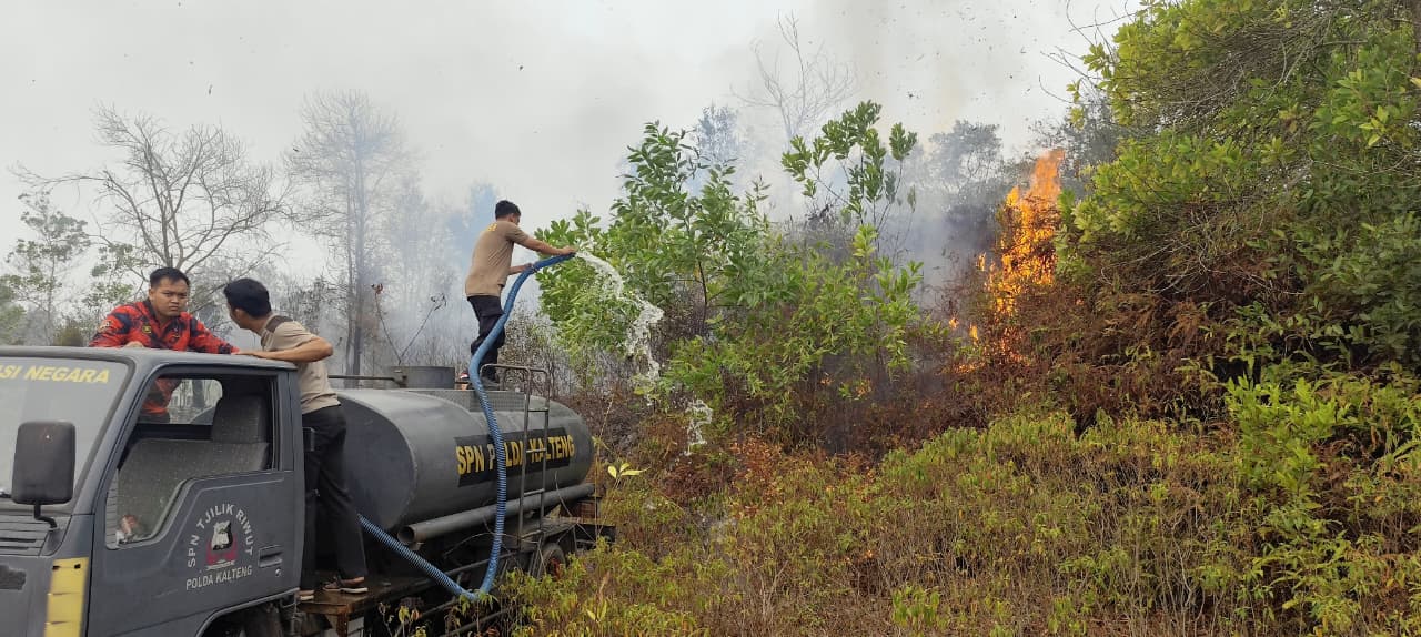 Personel SPN Polda Kalteng Gerak Cepat Padamkan Kebakaran Lahan Di Belakang Lapangan Tembak