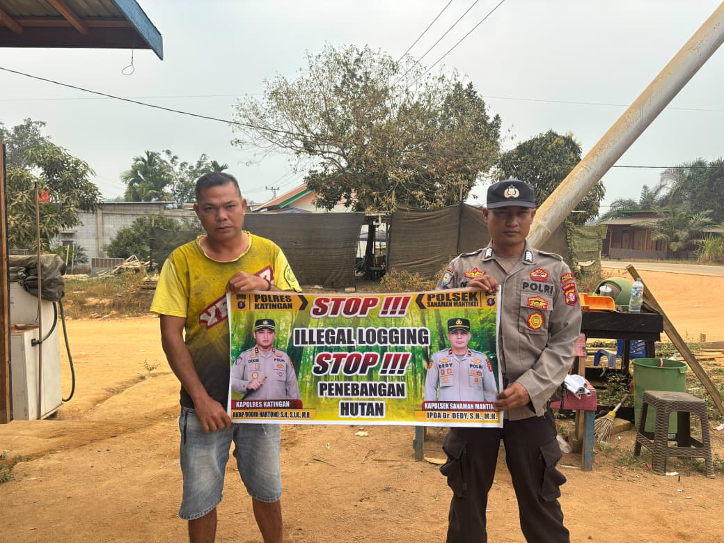 Bhabinkamtibmas laksanakan Sosialisasi kan tentang larangan dan sangsi Pidana bagi pelaku Ileggal Logging kepada masyarakat di Desa Binaan.
