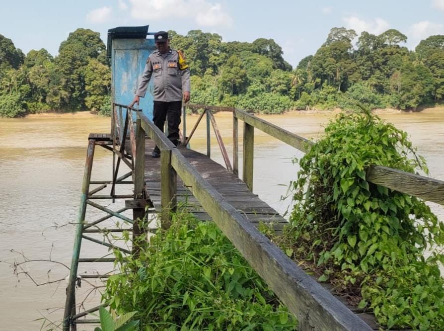 Deteksi Banjir, Polsek Tewang Sangalang Garing dan Pulau Malan Cek Ketinggian Debit Air.