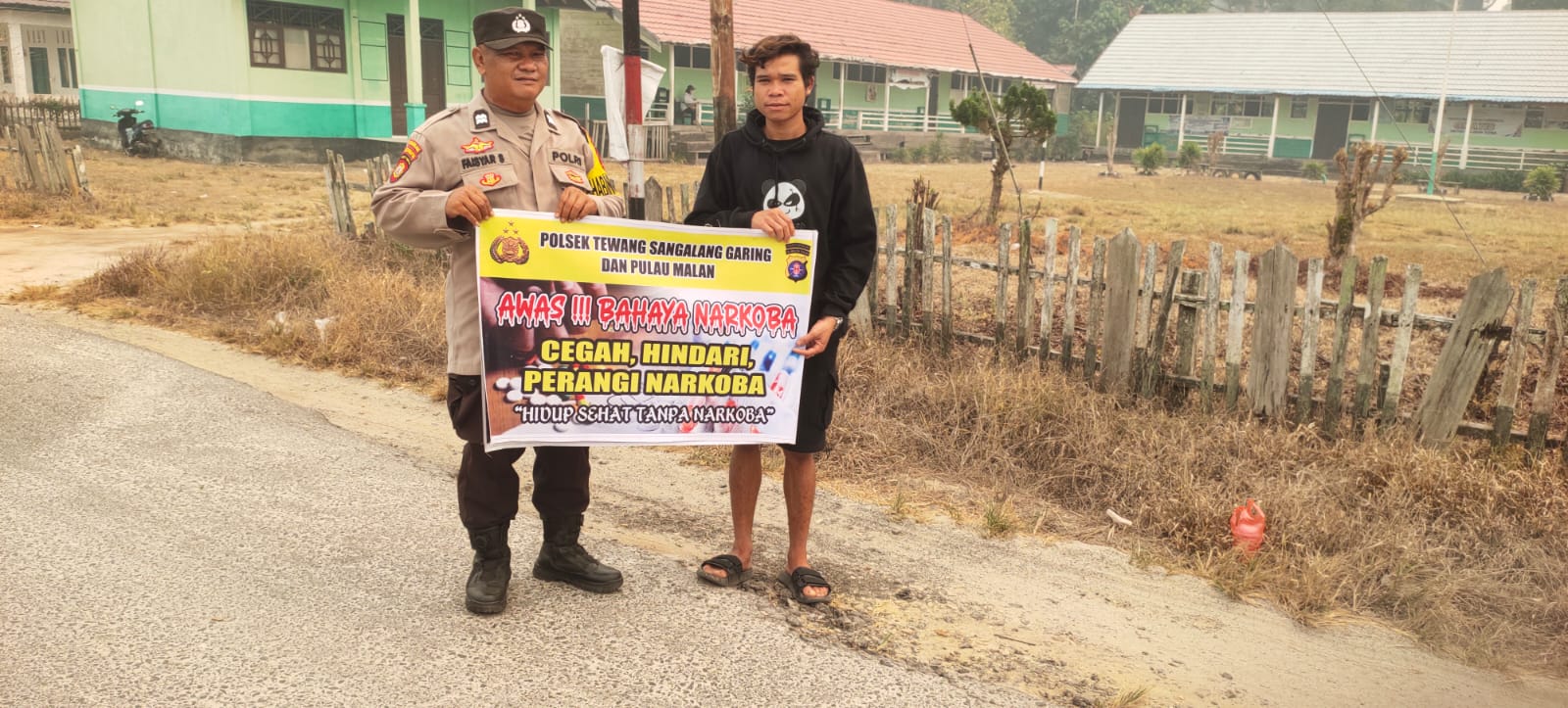 ‎Melalui Media Spanduk, Polsek Tewang Sangalang Garing dan Pulau Malan Imbau Warga Tidak Terjerumus  Penyalahgunaan Narkoba.