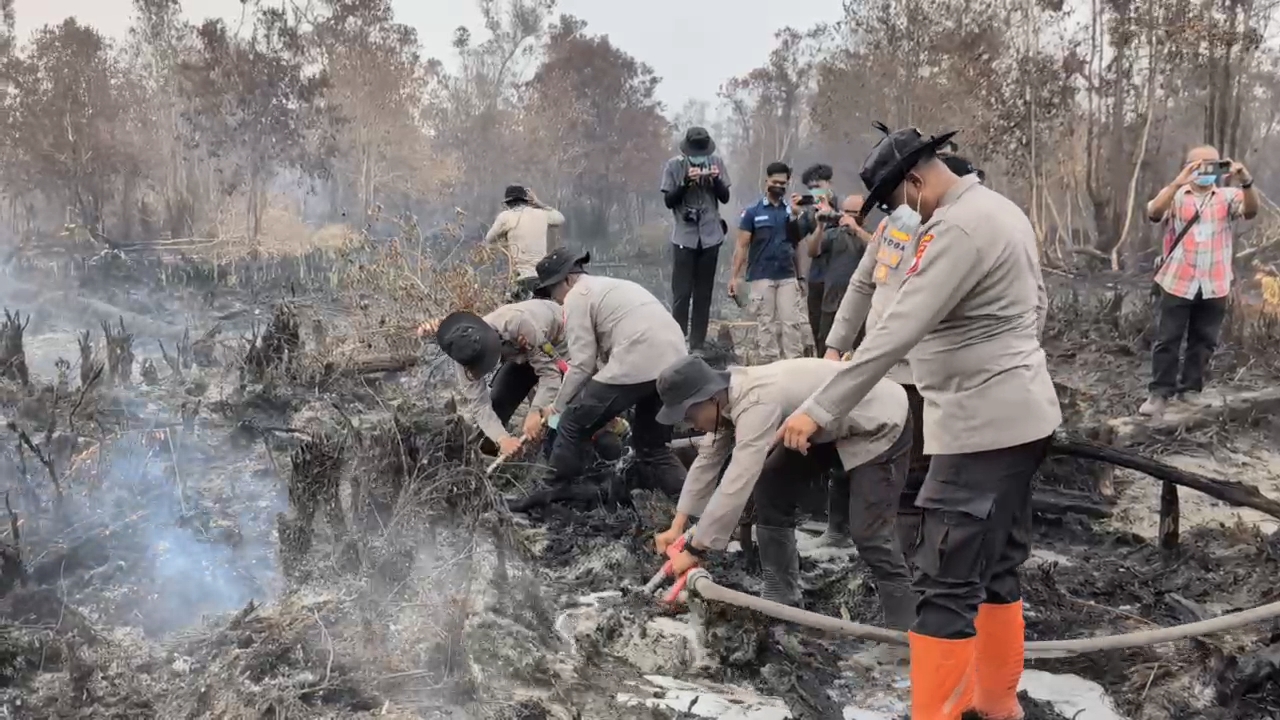 Upayakan Pemadaman Karhutla Efektif, Polda Kalteng Bersama Bidlabfor Polda Kalsel Manfaatkan Larutan Surfaktan Untuk Cegah Api Menyala Kembali