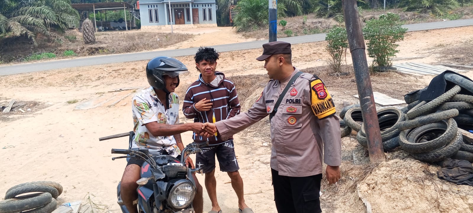 Polsek Lamandau Sapa Pengendara, Wujudkan Kehadiran Polri di Tengah Masyarakat