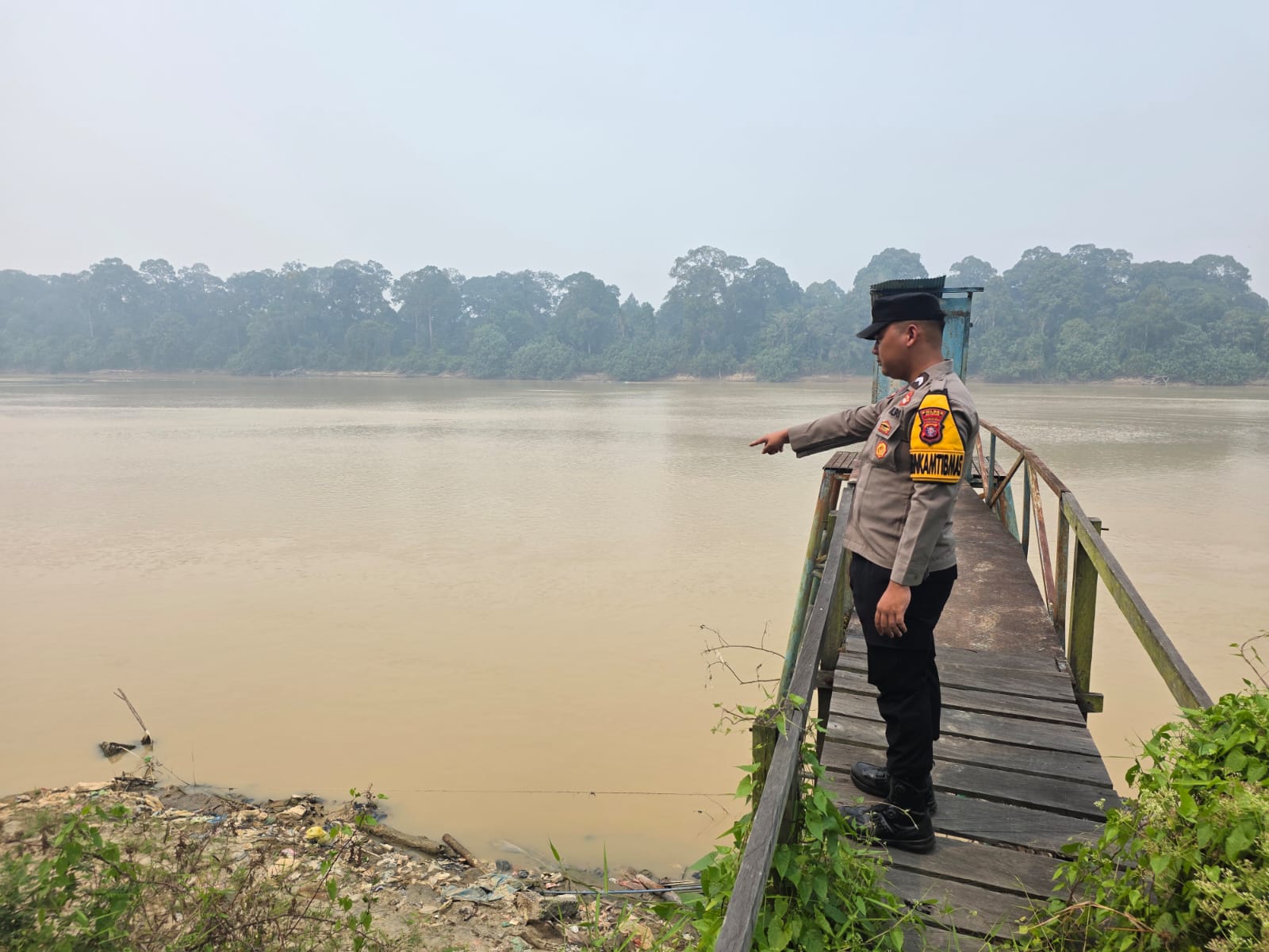 Deteksi Banjir, Polsek Tewang Sangalang Garing dan Pulau Malan Cek Ketinggian Debit Air.