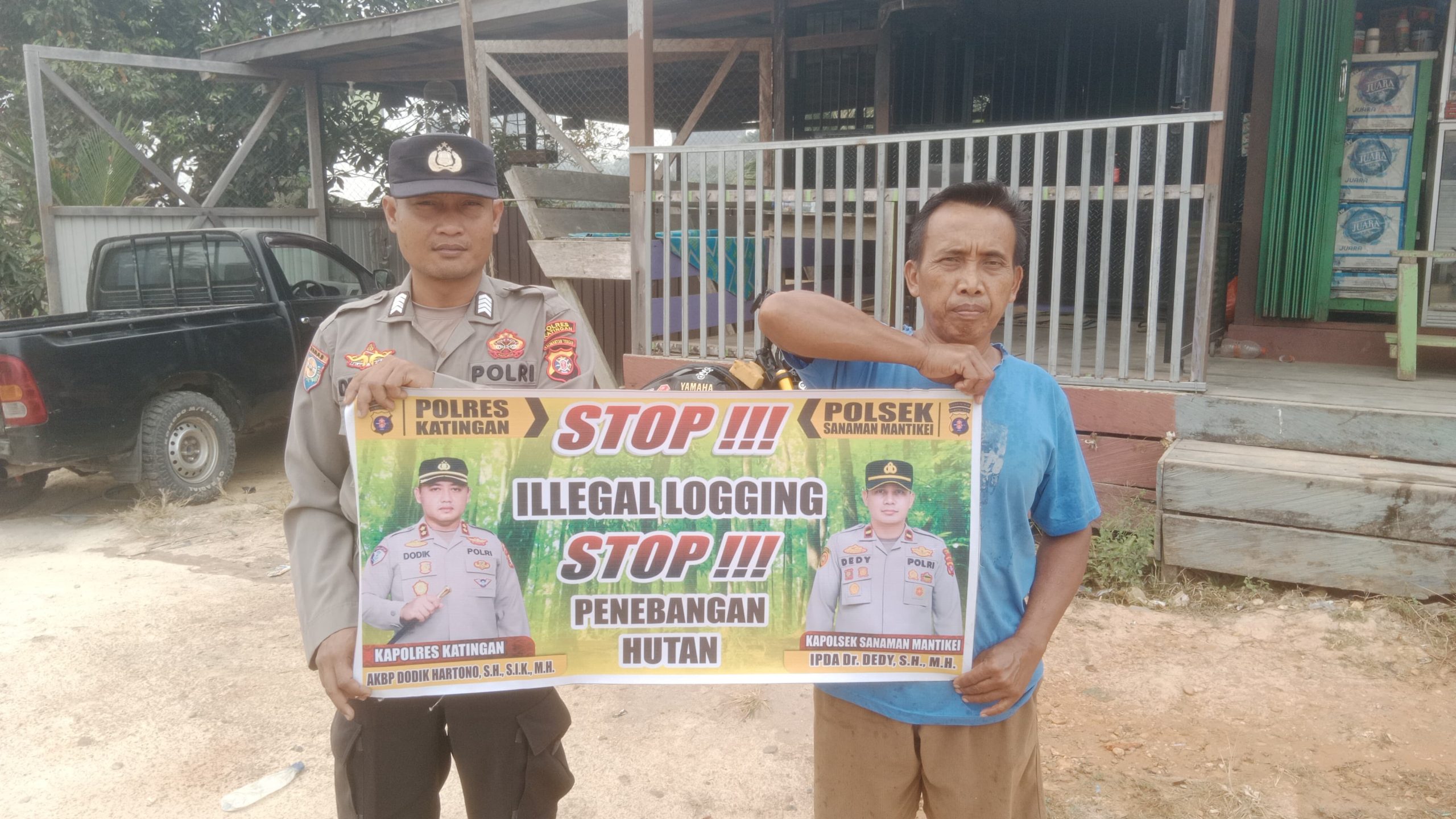 Bhabinkamtibmas laksanakan Sosialisasi kan tentang larangan dan sangsi Pidana bagi pelaku Ileggal Logging kepada masyarakat di Desa Binaan.