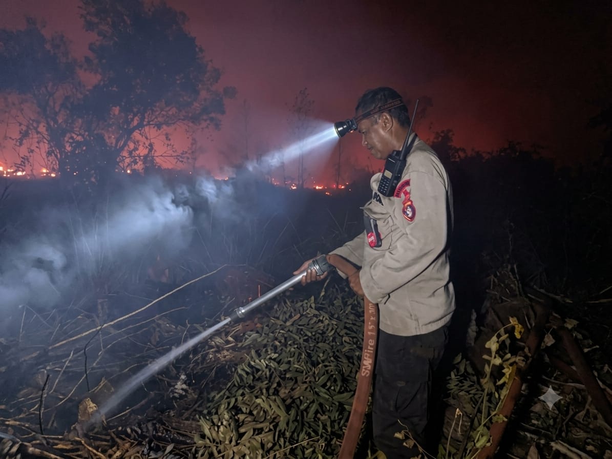 Gunakan Cairan Surfactan, Tim Karhutla Maksimalkan Pendinginan Lahan di Dulin Kandang