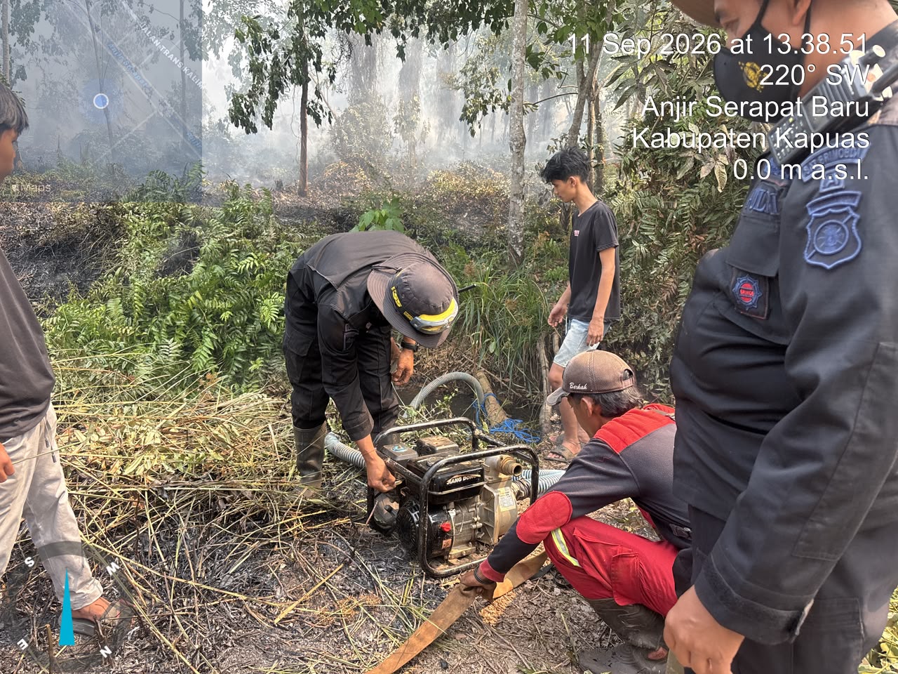 Brimob Kalteng Padamkan Karhutla di Handil Nagasari