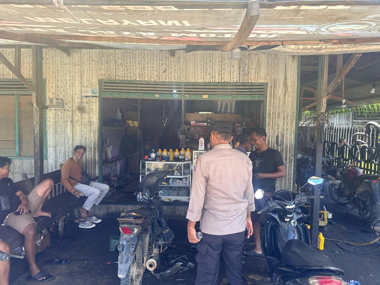 HADIR DI TENGAH AKTIVITAS WARGA, POLSEK MARIKIT OPTIMALKAN PATROLI PAGI ANTISIPASI KRIMINALITAS