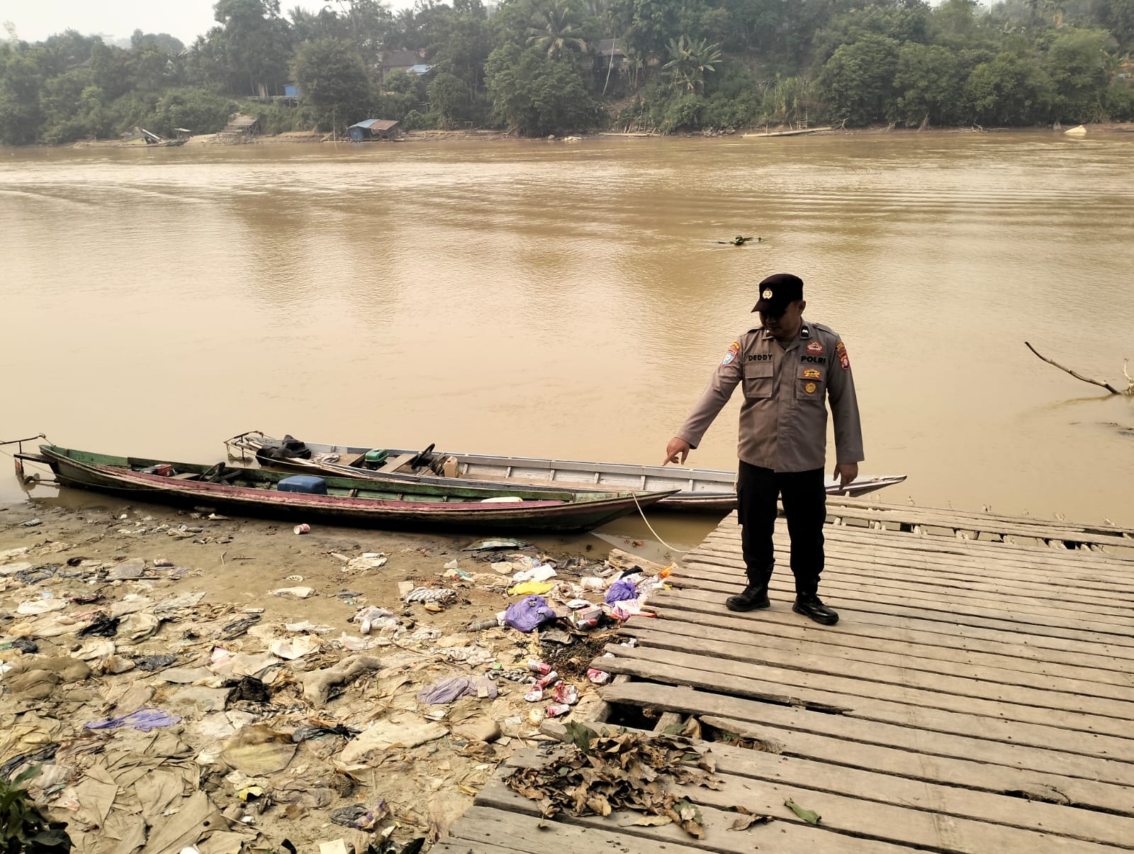 ANTISIPASI BANJIR, BHABINKAMTIBMAS POLSEK MARIKIT PANTAU DEBIT AIR DAS KATINGAN