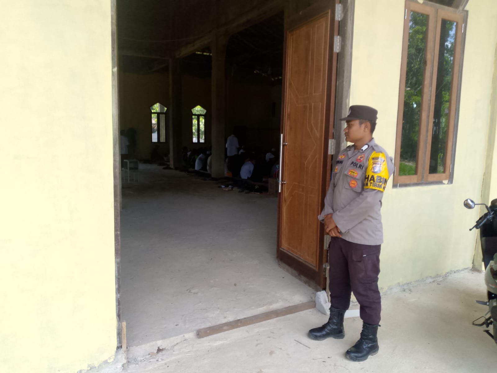 Kawal Shalat Jumat, Polsek Marikit Tunjukkan Komitmen Hadir untuk Masyarakat